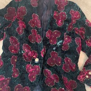 Moody vintage blazer no size fits like a large. Velour, lined beautiful colors